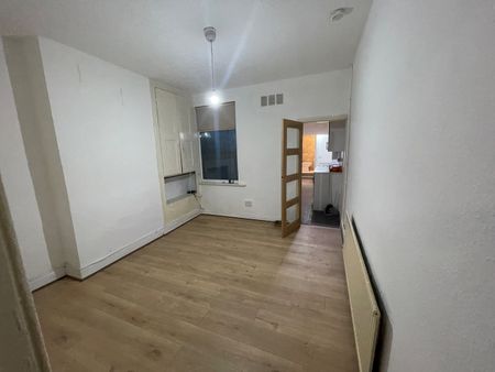 2 Bed Terraced House, Welford Road, LE2 - Photo 2