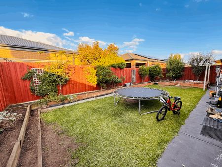 24 Ravenhurst Circuit, Cranbourne North - Photo 2