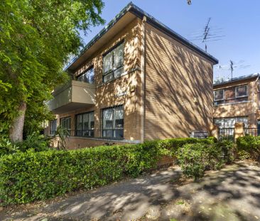 Stylish One-Bedroom Apartment in the Heart of Elwood - Photo 2