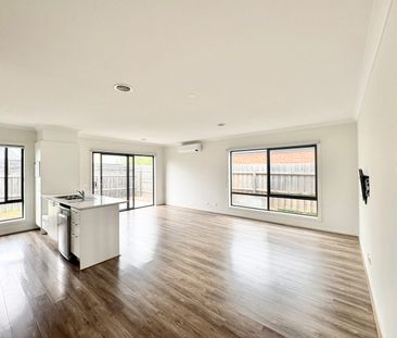 Spacious Family Living in a Quiet Leopold Court - Photo 2