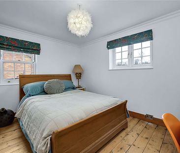 A delightful three bedroom cottage in a fantastic location in central Farnham. - Photo 3