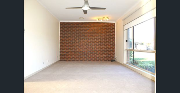 COSY 3 BEDROOM HOME IN GREAT LOCATION!!! - Photo 1