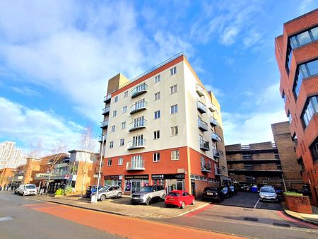 1 bedroom Flat in Market Street, Bracknell - Photo 3