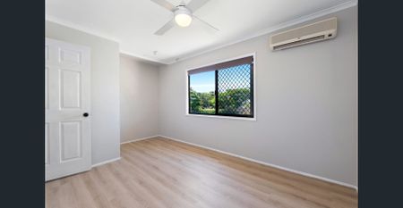 Huge Family Entertainer with Dual Living & Multiple Outdoor Spaces - Photo 2