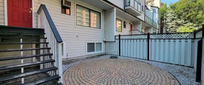 Downtown Condo Unit - With FREE parking and a yard! | 711 3 Ave SW, Calgary - Photo 1