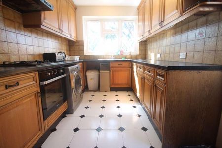 4 bedroom semi-detached house to rent - Photo 2