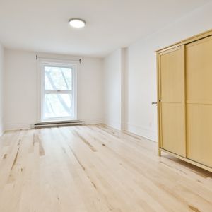 Immense Logement Rénové!!! 4 Chambres - Photo 2