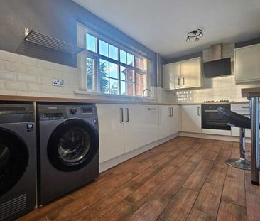 Acacia Avenue - Photo 2