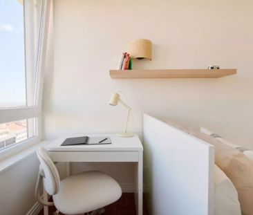 Room in a shared 10-bedroom apartment for rent in Lisbon - Photo 4