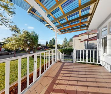 BOUTIQUE FAMILY HOME LOCATED IN A QUIET STREET - Photo 6