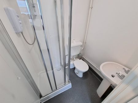 5 Bed Student Accommodation - Photo 2