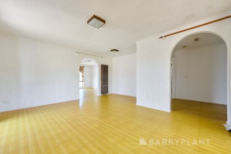 THREE BEDROOM FAMILY HOME WITH EXTRA LARGE GARAGE - Photo 2