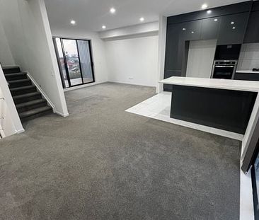 4 Bedrooms + Double Garage - Prime Location - Photo 6