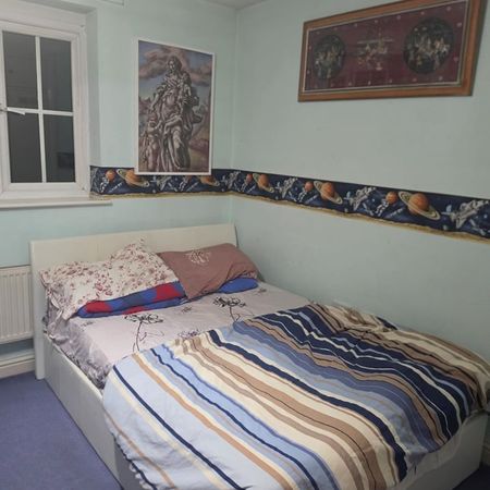 Room in a Shared House, East Road, SW19 - Photo 3