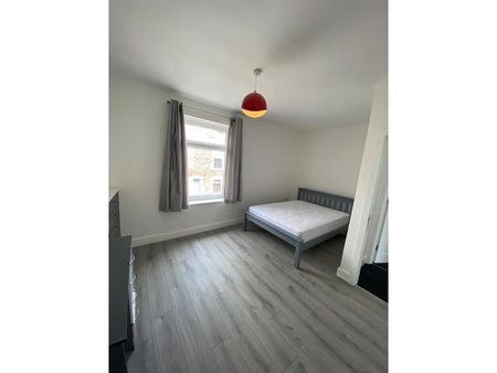 4 bedroom end of terrace house to rent - Photo 3