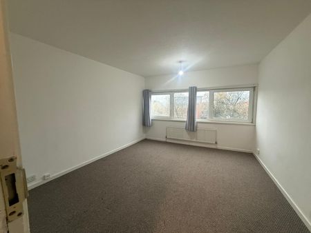 3 Bed Detached House, Lindsey Close, CR4 - Photo 2