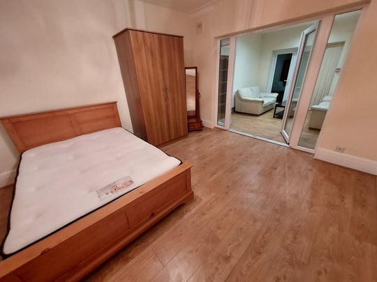 1 bedroom in a house share to rent - Photo 1