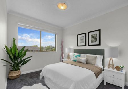 Light-Filled Living in the Heart of Coorparoo - Water Usage Included - Photo 4