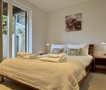 Fully furnished one-bedroom apartment on Hooper Street offers a cos... - Photo 2