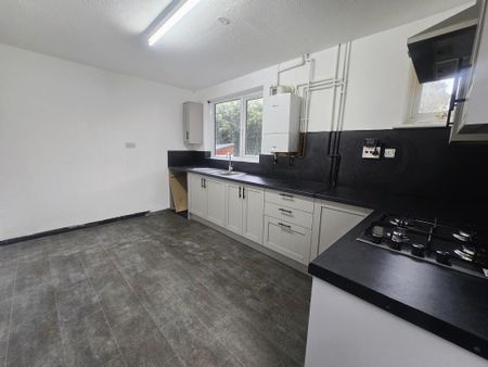 3 bedroom semi-detached house to rent - Photo 3
