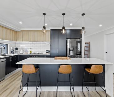 Absolutely Stunning home in the sought after Richmond Hills - Photo 3
