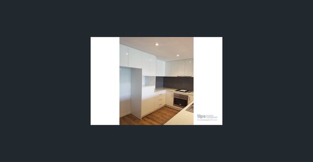 Stunning Townhouse - Photo 1