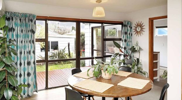 FULLY FURNISHED CHARACTER BUNGALOW JUST MINUTES TO THE BEACH! - Photo 1