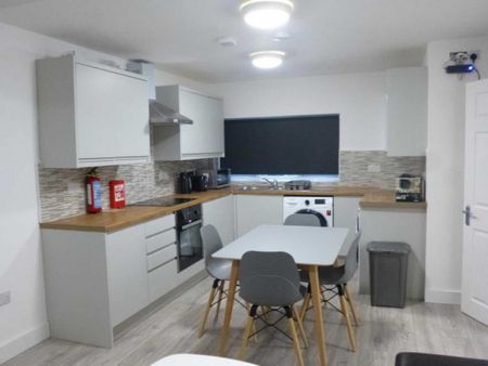 4 bedroom flat to rent - Photo 4