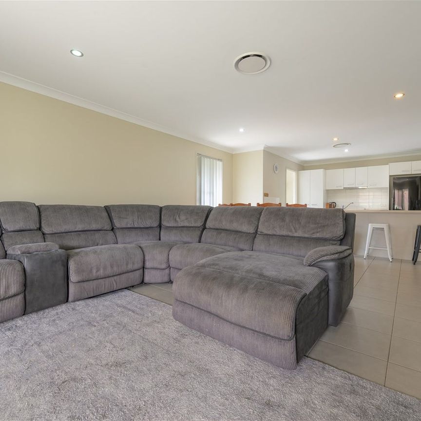 Spacious Air-Conditioned Home in a Family Friendly Location - Photo 1