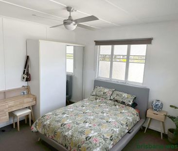 BEAUTIFUL FAMILY HOME - Photo 4