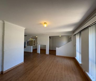 3x1 House in Rockingham with Special Feature. - Photo 1