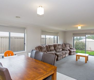 GREAT FAMILY HOME WITH DUCTED HEATING AND COOLING - Photo 4