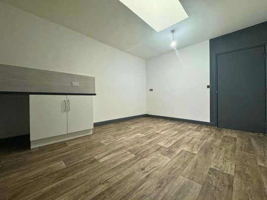 Flat, Carters Green, West Bromwich, B70 - Photo 1