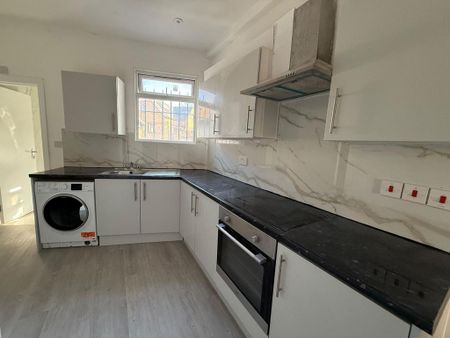 5 bedroom flat to rent - Photo 4