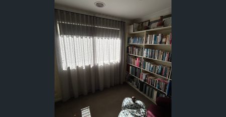 Rare Stunning Ivanhoe East Home - Photo 2