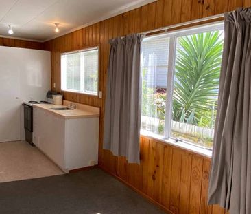 Cute freestanding two bedroom unit - Photo 4