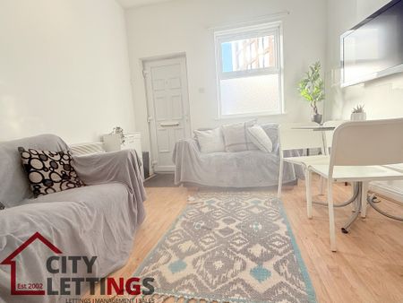 4 Bedroom Mid Terraced House - Photo 3