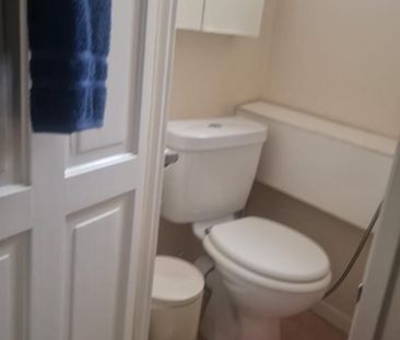 1 bedroom in a flat share to rent - Photo 4