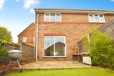 Terraced House to rent - Philimore Close, London, SE18 - Photo 5
