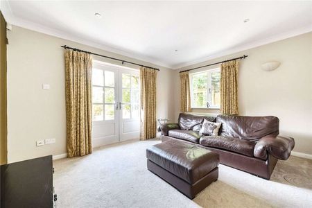 An extended South facing detached family home, tucked away in the heart of Nettlebed, with country walks on your doorstep. - Photo 3