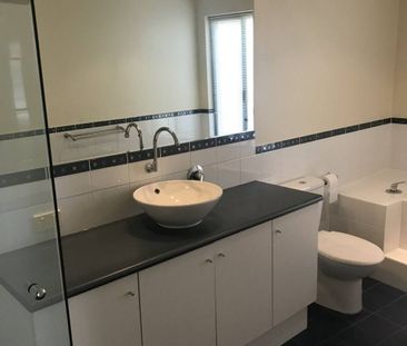 Stunning Mandurah Marina location, enjoy the holiday lifestyle year... - Photo 6