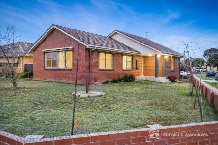 LOW-MAINTENANCE AND CENTRAL CONVENIENCE - Photo 2