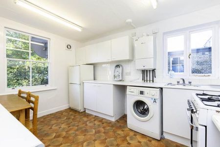 located on the top floor and perfect for 3 sharers and close to a tube station - Photo 4