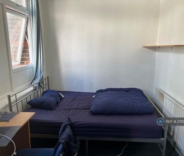 1 bedroom in a flat share to rent - Photo 3