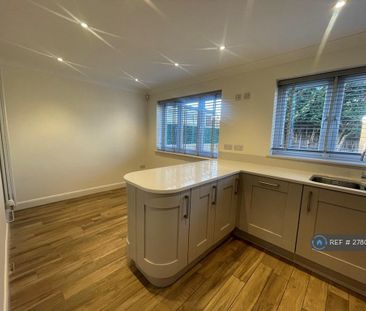 3 bedroom semi-detached house to rent - Photo 5