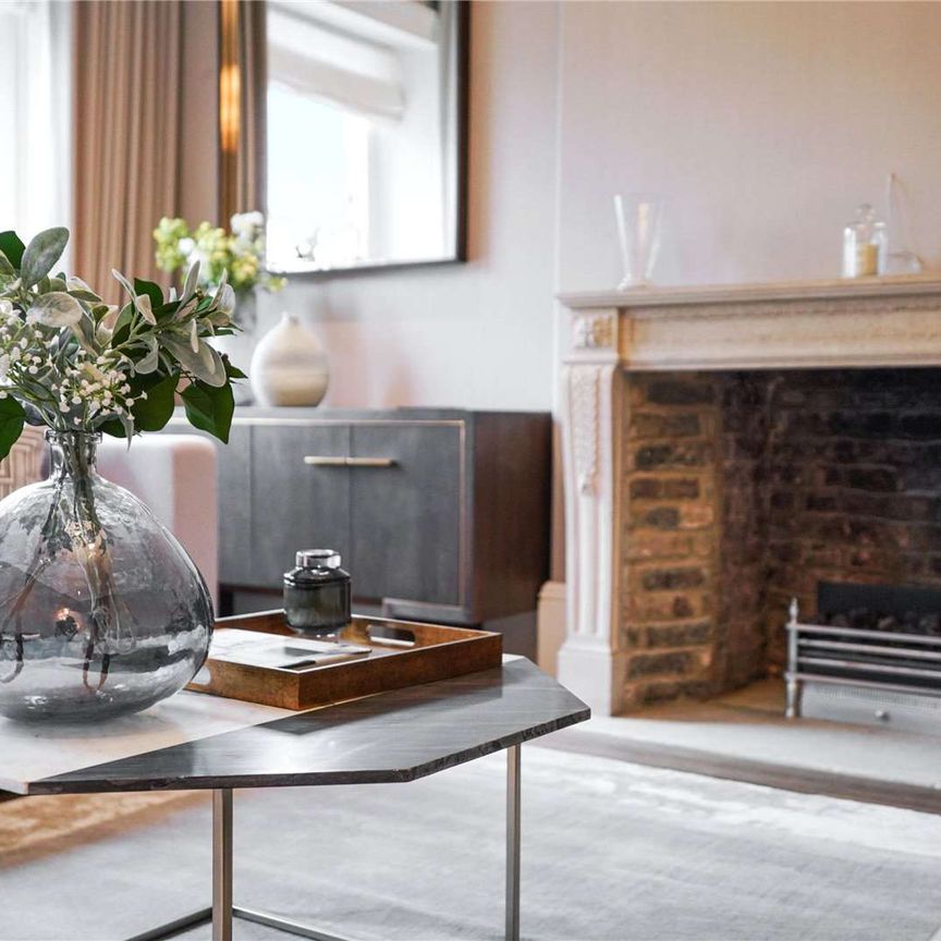 A fantastic three bed maisonette situated in the popular location of Onslow Gardens moments from the local amenities of South Kensington. - Photo 1