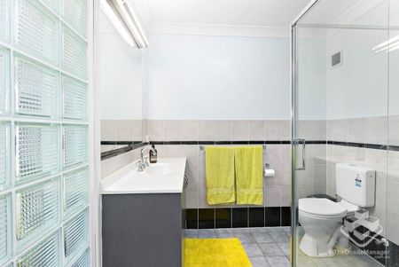 Spacious Top Floor Apartment in Prime Wishart Location! - Photo 5