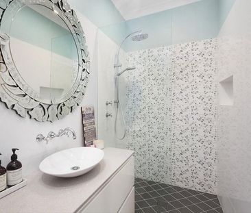 Charm & Style - Photo 6