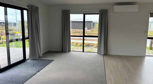 Modern and Sunny - Photo 1