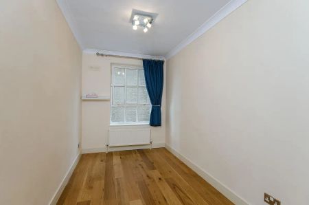 3 bedroom flat in St. Katharines Way - Photo 5